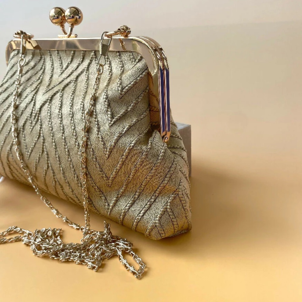 #1469**The Lux Bag: Vintage Elegant Cream and Gold Women's Handbag - Picture 16 of 17